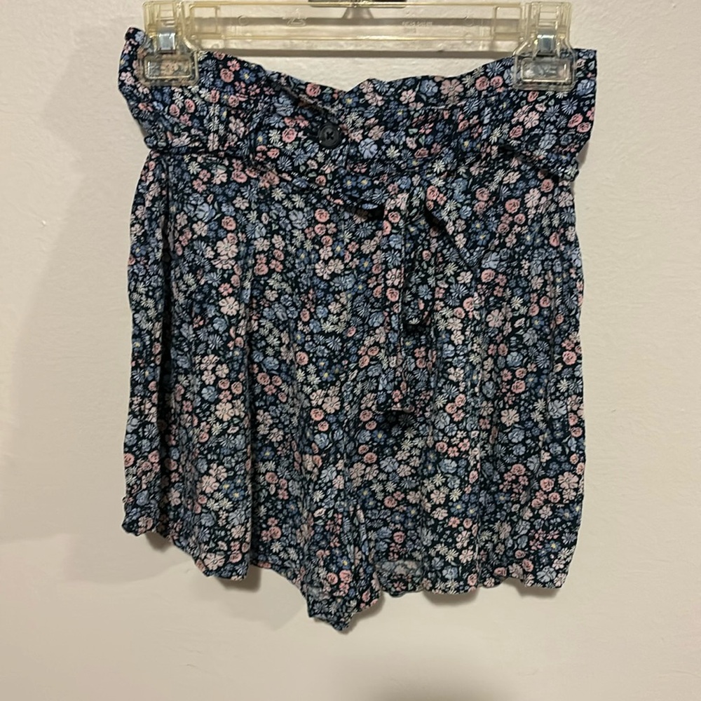 C&A Clockhouse Europe brand flower pattern shorts with zipper and a button